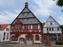 W�rth am Main, historisches Rathaus in der Luxburgstra�e, Zweigeschossiger Satteldachbau mit Fachwerkobergeschoss, erbaut 1613 (13.05.2018)