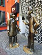 KLN-TNNES UND SCHL-DENKMAL
Auch ich hatte es bisher noch nicht entdeckt,das Bronze-Denkmal der beiden Klner Originale  TNNES UND
SCHL ,gegenber der romanischen Kirche GROSS ST. MARTIN- die Nasen der beiden sind von zahllosen
Berhrungen der Touristen blankgerieben....am 22.4.2019...