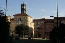 Das schwere Schicksal der Stadt ist aber zugleich auch das Gl�ck der Stadt. Nach dem Erdbeben wurde die Stadt gro�z�gig wieder aufgebaut. Zum Teil breite Stra�en, gro�z�gig angelegte Wohnanlagen und gro�e Pl�tze bilden heute das Erscheinungsbild von Avellino. Somit herrscht hier nicht das f�r S�ditalien typische bauliche Chaos mit schmalen und verwinkelten Gassen, wie es in Napoli zu erleben ist.