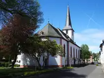 HERSCHBACH/UNTERWESTERWALD-PFARRKIRCHE ST. ANNA
1765 wurde die Barockkirche nach Pl�nen des kurf�rstlichen Hofarchitekten JOHANNES SEIZ erbaut und
10 Jahre sp�ter eingeweiht,sie steht unter Denkmalschutz...
Wesentliche Teile wie Kommunionbank,Kanzel,B�nke und Orgelprospekt sind noch original aus der Barockzeit
erhalten.Als Besonderheit geh�ren die 4 Stahlglocken,der Glockenstuhl und die Turmuhr der Ortsgemeinde
Herschbach..Nur wenige Meter hinter der Kirche noch KLOSTER MARIENHEIM,auf den Grundmauern der
1880 abgerissenen WASSERBURG ARX HERGISPACH errichtet,aber 2013 als Kloster aufgegeben,,am 26.4.2019