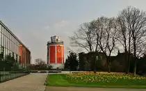 Elisen-Turm auf der Hardt, einem der �ltesten Stadt-Parks in Deutschland, mitten im Zentrum auf einem Bergr�cken �ber der fast 400.000 Einwohner z�hlenden Gro�stadt Wuppertal gelegen. 

Die alte Villa Eller, am Botanischen-Garten auf der Hardt in Wuppertal-Elberfeld, wurde 1875 vom Textilfabrikanten und Stadtrat Engelbert Eller, als Sommerhaus, neben dem von ihm bereits 1838, auf den Fundamenten einer alten Windm�hle errichteten Aussichts- und Sternwartenturm, genannt Elisen-Turm, erbaut. Dieses Geb�ude, ist, als sehr exemplarisch f�r die Gr�nderzeit-, Jugendstil- und Villenstadt Wuppertal, mit seinen 4500!!! Baudenkm�hlern, zu sehen und zeigt den uns�glichen Grad der Untersch�tzung Wuppertals, als erstem gro�en industrie-Zentrums Deutschlands, dass dann die St�dtchen des angrenzenden und aus Wuppertal hervorgegeangenen Ruhrgebiets, mit nach Oben zog. Die Villa nebst Turm wurde �brigens, endlich in den letzten 3 Jahren restauriert und wird als Restaurant  Orangerie  bzw. als Aussichts-Turm und Trausaal genutzt. 

Mehr infos hier:     https://www.denkmal-wuppertal.de/tag/engelbert-eller     oder hier:     https://de.wikipedia.org/wiki/Hardt_(Wuppertal)

14.04.2010