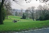 Chillen auf den Stadtpark-Wiesen der Hardt-Anlagen in Wuppertal �ber der Stadt. 14.04.2010