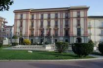 Avellino ist das Verwaltungszentrum der Campanischen Provinz Irpino. Der zentrale Platz ist der Piazza Libert. Hier befinden sich die Provinzverwaltung, das Rathaus und die Gerichte.