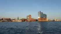 Hamburg am 26.2.2019: Blick von der Elbe auf den Eingang zur Hafencity  /