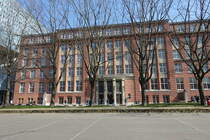 Hamburg am 2.4.2019: die ehemalige „Ingenieursschule“ am Berliner Tor 21. Von 1911 bis 1914 nach dem Entwurf des damaligen Baudirektors Fritz Schumacher erbaut. 1943 ausgebrannt, 1945 Wiederaufbau des Gebudes, 1970 Fachhochschule Hamburg, heute Hochschule fr Angewandte Wissenschaften (HAW), Fakultt Technik und Informatik (TI), Department Maschinenbau & Produktion