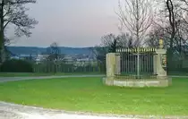 Drei Kaiser-Denkmal auf der Hardt in Wuppertal-Elberfeld mit Stadtansicht im Hintergrund. 14.04.2010