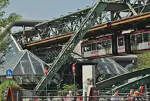 Front- bzw. Aufgangsbereich der Schwebebahn-Station Ohligs-M�hle in Wuppertal. 13.05.2016