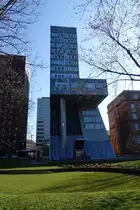 Hamburg am 16.4.2019, Teil des Hauptcampus der Hochschule f�r angewandte Wissenschaften (HAW),  Berliner Tor im Stadtteil St. Georg, von rechts: Hauptgeb�ude mit Hochschulleitung und die Hochschulverwaltung, daneben die Studenten-Wohnanlage mit 232 m�blierten Einzelzimmern und ganz links das Hotel Novotel Suites Hamburg City am L�beckertordamm /