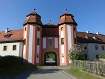 Speinshart, Torbau, zweigeschossiger kompakter Mansardwalmdachbau mit korbbogiger Durchfahrt, erbaut 1746 (21.05.2018)