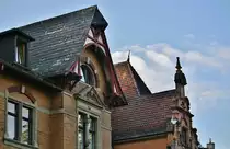 Villen-D�cher im Briller-Viertel in Wuppertal-Elberfeld.

Das gr��te zusammenh�ngende Villen-Viertel Deutschlands, das Briller-Viertel in Wuppertal, lockt mit fast 300 dieser Prachtexemplare, auf die H�henz�ge nah der Innenstadt und der kleinen aber feinen  Altstadt , dem Luisenviertel, das sich mit den umliegenden riesigen Best�nden an Gr�nderzeit- und Jugendstilbauten z.B. auf dem �lberg, immer mehr zum Kreuzberg NRW's und dem kreativen Kietz schlechthin entwickelt. Eine der dortigen Villen, ist die als  Galerie Parnass  in der Kunstwelt legend�re und ber�hmte Villa Jaehrling, in der, wie es die FAZ beschrieb, 1963 eine der Schl�sselausstellungen des 20 Jahrhunderts mit Joseph Beuys, Bazon Brock, Charlotte Moorman, Nam June Paik, Eckart Rahn, Tomas Schmit und Wolf Vostell stattfand. Das Happening war der Kristallisations-Punkt der Fluxus-Bewegung in Deutschland. Ferner wohnten unter anderem die Dichterin Else-Lasker-Sch�ler, Bayer und IG-Farben-Chef Carl Duisberg und Johannes Rau im Briller-Viertel. 03.10.2011