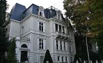 Herrschaftliche Villa in der Platzhoffstra�e im Briller-Viertel in Wuppertal. 

Das gr��te zusammenh�ngende Villen-Viertel Deutschlands, das Briller-Viertel in Wuppertal, lockt mit fast 300 dieser Prachtexemplare, auf die H�henz�ge nah der Innenstadt und der kleinen aber feinen  Altstadt , dem Luisenviertel, dass sich mit des umliegenden riesigen Best�nden an Gr�nderzeit- und Jugendstilbauten z.B. auf dem �lberg, immer mehr zum Kreuzberg NRW's und dem kreativen Kietz schlechthin entwickelt. Eine der dortigen Villen, ist die als  Galerie Parnass  in der Kunstwelt legend�re und ber�hmte Villa Jaehrling, in der, wie es die FAZ beschrieb, 1963 eine der Schl�sselausstellungen des 20 Jahrhunderts mit Joseph Beuys, Bazon Brock, Charlotte Moorman, Nam June Paik, Eckart Rahn, Tomas Schmit und Wolf Vostell stattfand. Das Happening war der Kristallisations-Punkt der Fluxus-Bewegung in Deutschland. Ferner wohnten unter anderem die Dichterin Else-Lasker-Sch�ler, Bayer und IG-Farben-Chef Carl Duisberg und Johannes Rau im Briller-Viertel. 03.10.2011