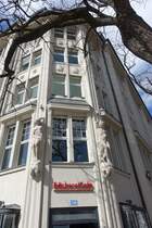 Hamburg am 31.3.2019: Das Bieberhaus unmittelbar am Hauptbahnhof. Der Eingang mit Atlanten - muskulse Figuren aus Stein, die das Gebude zu tragen scheinen. 1909 erbaut  nach Plnen der Architekten Johann Gottlieb Rambatz und Wilhelm Jollasse, es steht unter Denkmalschutz. Seit 2011 hat hier das Ohnsorg-Theater seine Spielsttte /
Der Name geht zurck auf eine private Knabenschule in St. Georg, die ehemals auf dem Grundstck stand. Theodor August Bieber war der damalige Leiter der Anstalt.
