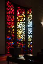 Hamburg am 22.4.2019: Glasfenster in der Jubilate-Kirche der Ev.-Luth. Kirche in Billstedt (Schiffbek und jendorf), die Kirche wurde 1967 erbaut / 