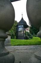 Villen-Garten mit altem Pavillion in der Viktoriastrae im Briller-Viertel in Wuppertal.

Das grte zusammenhngende Villen-Viertel Deutschlands, das Briller-Viertel in Wuppertal, lockt mit fast 300 dieser Prachtexemplare, auf die Hhenzge nah der Innenstadt und der kleinen aber feinen  Altstadt , dem Luisenviertel, das sich mit des umliegenden riesigen Bestnden an Grnderzeit- und Jugendstilbauten z.B. auf dem lberg, immer mehr zum Kreuzberg NRW's und dem kreativen Kietz schlechthin entwickelt. Eine der dortigen Villen, ist die als  Galerie Parnass  in der Kunstwelt legendre und berhmte Villa Jaehrling, in der, wie es die FAZ beschrieb, 1963 eine der Schlsselausstellungen des 20 Jahrhunderts mit Joseph Beuys, Bazon Brock, Charlotte Moorman, Nam June Paik, Eckart Rahn, Tomas Schmit und Wolf Vostell stattfand. Das Happening war der Kristallisations-Punkt der Fluxus-Bewegung in Deutschland. Ferner wohnten unter anderem die Dichterin Else-Lasker-Schler, Bayer und IG-Farben-Chef Carl Duisberg und Johannes Rau im Briller-Viertel. 03.10.2011