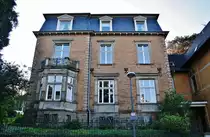 Villa in der Viktoriastra�e im Briller-Viertel in Wuppertal.

Das gr��te zusammenh�ngende Villen-Viertel Deutschlands, das Briller-Viertel in Wuppertal, lockt mit fast 300 dieser Prachtexemplare, auf die H�henz�ge nah der Innenstadt und der kleinen aber feinen  Altstadt , dem Luisenviertel, das sich mit den umliegenden, riesigen Best�nden an Gr�nderzeit- und Jugendstilbauten z.B. auf dem �lberg, immer mehr zum Kreuzberg NRW's und dem kreativen Kietz schlechthin entwickelt. Eine der dortigen Villen, ist die als  Galerie Parnass  in der Kunstwelt legend�re und ber�hmte Villa Jaehrling, in der, wie es die FAZ beschrieb, 1963 eine der Schl�sselausstellungen des 20 Jahrhunderts mit Joseph Beuys, Bazon Brock, Charlotte Moorman, Nam June Paik, Eckart Rahn, Tomas Schmit und Wolf Vostell stattfand. Das Happening war der Kristallisations-Punkt der Fluxus-Bewegung in Deutschland. Ferner wohnten unter anderem die Dichterin Else-Lasker-Sch�ler, Bayer und IG-Farben-Chef Carl Duisberg und Johannes Rau im Briller-Viertel. 03.10.2011