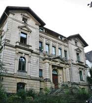 1898 erbaute Villa in der Goebenstrae 16, des Briller-Viertels in Wuppertal.

Das grte zusammenhngende Villen-Viertel Deutschlands, das Briller-Viertel in Wuppertal, lockt mit fast 300 dieser Prachtexemplare, auf die Hhenzge nah der Innenstadt und der kleinen aber feinen  Altstadt , dem Luisenviertel, das sich mit den umliegenden, riesigen Bestnden an Grnderzeit- und Jugendstilbauten z.B. auf dem lberg, immer mehr zum Kreuzberg NRW's und dem kreativen Kietz schlechthin entwickelt. Eine der dortigen Villen, ist die als  Galerie Parnass  in der Kunstwelt legendre und berhmte Villa Jaehrling, in der, wie es die FAZ beschrieb, 1963 eine der Schlsselausstellungen des 20 Jahrhunderts mit Joseph Beuys, Bazon Brock, Charlotte Moorman, Nam June Paik, Eckart Rahn, Tomas Schmit und Wolf Vostell stattfand. Das Happening war der Kristallisations-Punkt der Fluxus-Bewegung in Deutschland. Ferner wohnten unter anderem die Dichterin Else-Lasker-Schler, Bayer und IG-Farben-Chef Carl Duisberg und Johannes Rau im Briller-Viertel. 03.10.2011