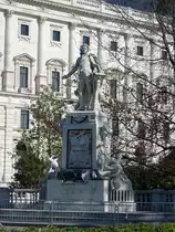 Wien, Mozart Denkmal im Burggarten, erbaut 1896 durch Karl K�nig und Viktor Tilgner auf dem Albertinaplatz (20.04.2019)