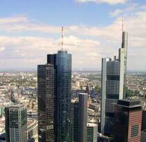 Main-Tower, Gardentower, Japan-Tower und Commerzbank-Tower vom Trianon aus gesehen. Anllich des Wolkenkratzerfestivals im Mai 07 war der Wolkenkratzer fr die ffentlichkeit zugnglich. 