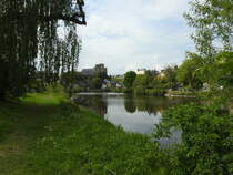 AN DER LAHN BEI RUNKEL
Vom Lahnufer fllt am 7.5.2019 der Blick auf die Stadt RUNKEL mit ihrer mchtigen Burganlage,
1159 erstmalig erwhnt...als wohl prominentesten Gast beherbergte sie 1543 PHILIPP MELANCHTON,
neben MARTIN LUTHER treibende Kraft der Reformation in Deutschland/Europa...