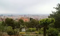 Blick vom Park G�ell �ber Barcelona Richtung Meer. In der Bildmitte ist unter anderem die Sagrada Familia mit ihren zahlreichen Baukr�nen zu erkennen, 18.04.2019.