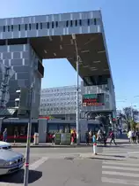 Wien, Westbahnhof am Mariahilfer G�rtel, neu erbaut von 2008 bis 2011 durch das Architekturb�ro Neumann & Steiner (21.04.2019)