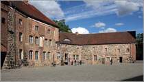 Ziesar. Der Innenhof der Burg Ziesar mit dem gotischen Palas und weiteren Gebuden. Darin befindet sich ein sehenswertes Museum. 14.05.2019