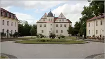 K�nigs Wusterhausen. Die Baugeschichte des gleichnamigen Schlosses geht auf das 14. Jahrhundert zur�ck. Es war die bevorzugte Residenz des Soldatenk�nigs Friedrich Wilhelm I. (1688 bis 1740). Die Zufahrt wird durch zwei Kavaliersh�user eingerahmt. 14.05.2019
