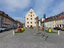 Grafenw�hr, altes Rathaus von 1462 und Pests�ule am Marktplatz (20.05.2018) 