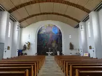 Oberwildenau, Innenraum der St. Michael Kirche, das gro�e Freskogem�lde im Altarraum ist das Werk des M�nchner K�nstlers Blasius Spreng, Altar und Taufstein von Max Fischer (20.05.2018)
