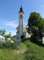 Pleystein, Wallfahrtskirche Hl. Kreuz, Saalkirche mit Steildach und halbrund geschlossenem Chor, schlanker Turm nach Norden mit Glockenhaube, erbaut 1902 durch  Heinrich Hauberrisser und Joseph Koch (20.05.2018)