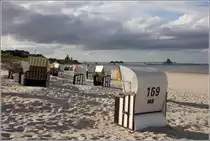 Heringsdorf. Abendliche Stimmung am Strand mit Strandk�rben und Seebr�cke. 06.05.2019