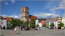Anklam. Hinter dem Markt erhebt sich der Turm der Nikolaikirche aus dem 14. Jahrhundert. 05.05.2019