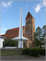 Anklam. Das 16 m hohe Denkmal fr Otto Lilienthal wurde 1982 - zunchst an anderer Stelle der Stadt - aufgestellt. Dahinter erhebt sich die Marienkirche aus dem 13. Jahrhundert. 05.05.2019