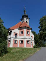 St. Quirin, Wallfahrtskirche St. Quirin, Saalkirche mit Seitenemporen, Walmdach und eingezogenem fnfseitig geschlossenem Chor. Flankenturm mit Zwiebelhaube, erbaut um 1680 (21.05.2018)