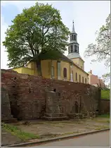 Kamien Pomorski (Cammin). Gleich hinter der Stadtmauer steht die Filialkirche Mari� Himmelfahrt. 10.05.2019