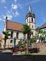Gem�nden am Main, Pfarrkirche St. Peter und Paul, zweischiffige Chorturmkirche, Turmunterbau 1488, ansonsten Wiederaufbau nach Kriegsende (26.05.2018)