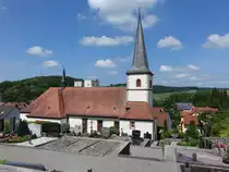Hundsbach, kath. Pfarrkirche St. Andreas, einschiffige Chorturmkirche mit hohem Spitzhelm, erbaut im 18. Jahrhundert (26.05.2018)