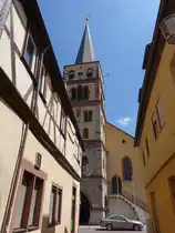 Karlstadt, katholische Stadtpfarrkirche St. Andreas, sp�tromanischer Turm mit Westportal 1. H�lfte 13. Jahrhundert, sp�tgotisches Langhaus erbaut von 1481 bis 1531 (26.05.2018)