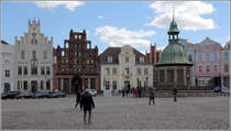 Wismar. Der Marktplatz mit den Giebelhusern und der Wasserkunst gehren zum UNESCO-Welterbe. 05.05.2019
