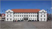 Wismar. Das Rathaus der Hansestadt wurde in den Jahren 1817-19 im klassizistischen Stil errichet und zhlt zum UNESCO-Welterbe. 05.05.2019