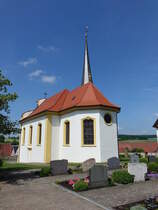 Schwemmelsbach, katholische Kuratiekirche St. Cyriakus, Saalkirche mit eingezogenem Polygonchor, erbaut 1738 (26.05.2018)