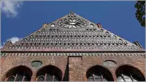 Wismar. Das Giebeldreieck des S�dquerschiffes der St.-Nikolai-Kirche ist reich mit Motivfriesen verziert. Die Kirche geh�rt als Meisterwerk der Sp�tgotik zum UNESCO-Welterbe. 05.05.2019