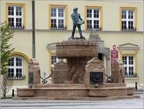 Darłowo (Rgenwalde). Vor dem Rathaus wurde 1919 der Hansabrunnen zum Gedenken an die Menschen auf dem Meer aufgestellt. 12.05.2019
