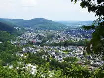 HERDORF/LK ALTENKIRCHEN-VON W�LDERN UMGEBEN UND GEBURTSSTADT DES FOTOGRAFEN AUGUST SANDER
Eine der waldreichsten St�dte Deutschlands wird durchquert von der Bahnlinie der HELLERTALBAHN
(BETZDORF-NEUNKIRCHEN-DILLENBURG)und ist Geburtsstadt des Fotografen AUGUST SANDER,
der mit seinen Portraitaufnahmen und Landschaftsfotos von Westerwald und Rheinland Weltgeltung erlangte-
aufgenommen am 2.6.2019 vom westlichen Hausberg,dem Fronstein...im Hintergrund die H�henz�ge des
SIEGERLANDES....