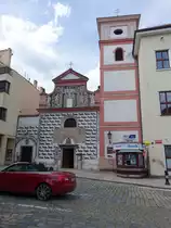 Pisek, Klosterkirche der Erhebung des Heiligen Kreuzes in der s�dwestlichen Ecke des Velke Namesti, erbaut im 13. Jahrhundert (25.05.2019)