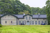 Das Christian-Lassen-Museum im Dorf Jardelund westlich von Flensburg. Das Museum dokumentiert den 1892 gebauten Hof der Familie Lassen mit seinem kompletten Inventar und dem vollstndigen Nachlass. Zu sehen ist neben originalen Inneneinrichtungen aus der Zeit um 1900 (Stube, Kche, Schankraum etc.) auch eine Ausstellung ber das Jardelunder Moor.
Aufnahme: 30. Mai 2019.