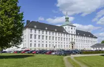 Schloss Gottorf in Schleswig ist eines der bedeutendsten profanen Bauwerke Schleswig-Holsteins. Es wurde in seiner �ber achthundertj�hrigen Geschichte mehrfach umgebaut und erweitert, so dass es sich von einer mittelalterlichen Burg �ber eine Renaissancefestung bis hin zu einem Barockschloss wandelte. Es war namensgebend f�r das herzogliche Haus Schleswig-Holstein-Gottorf, aus dem im 18. Jahrhundert unter anderem vier schwedische K�nige und mehrere russische Zaren hervorgingen.
Aufnahme: 29. Mai 2019.