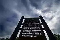 Schild am Eingang zum Stelenfeld auf dem Gebiet des ehemaligen Konzentrationslagers Husum-Schwesing (Kreis Nordfriesland).
Aufnahme: 31. Mai 2019.