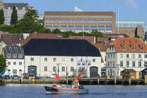Blick auf das das Schiffahrtsmuseum Flensburg. Auf dem Hgel ist das dnische Gymnasium Duborg-Skolen zu sehen. Aufnahme: 16. Juni 2019.