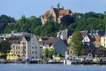 Blick auf Flensburg von Ballastkai. Das gro�e Geb�ude ist Henrich-Sauermann-Haus, ein Teil des Museumsbergs. Aufnahme: 16. Juni 2019.